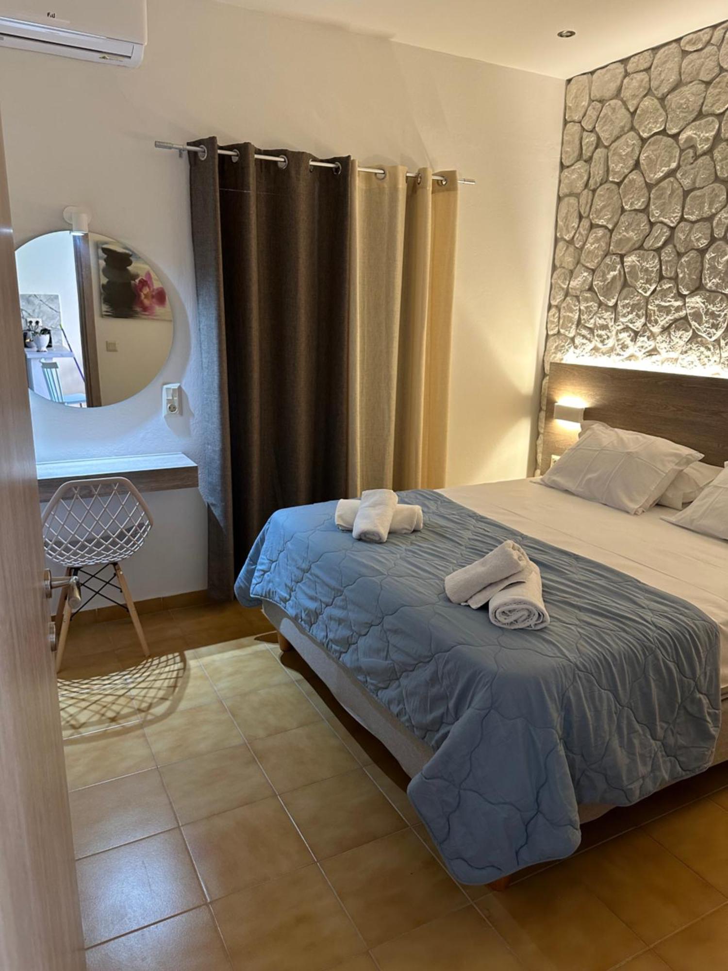 Vladimiros Apartments Barbati Buitenkant foto
