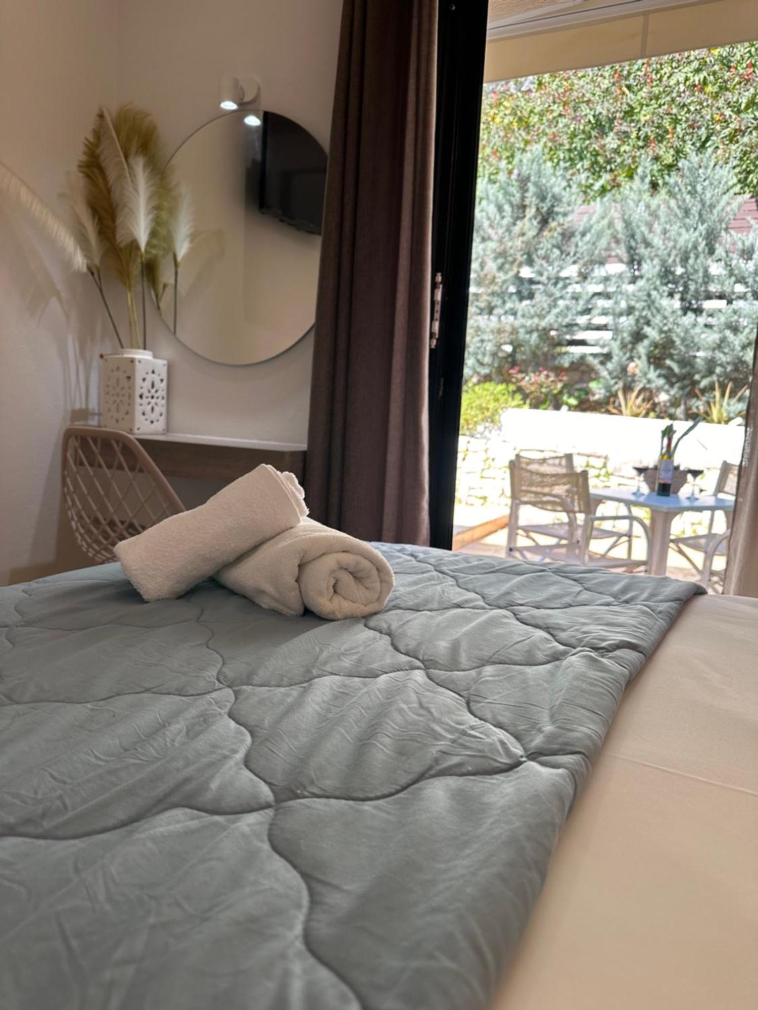 Vladimiros Apartments Barbati Buitenkant foto