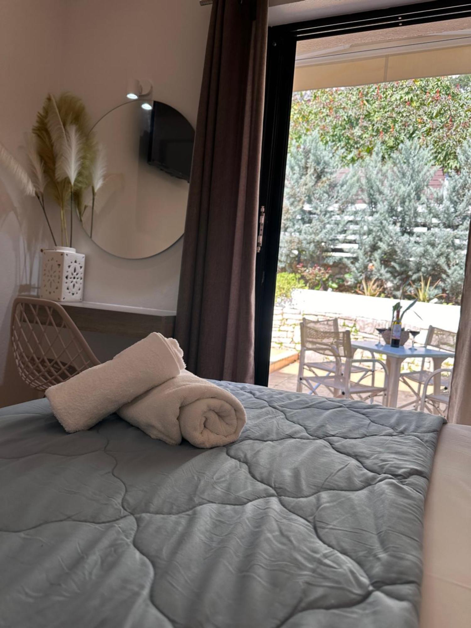 Vladimiros Apartments Barbati Buitenkant foto