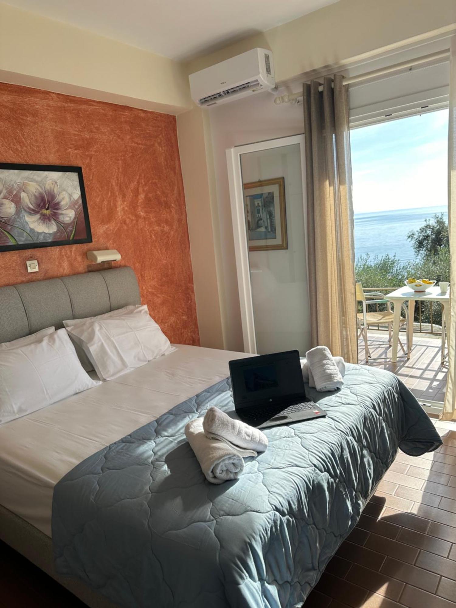 Vladimiros Apartments Barbati Buitenkant foto